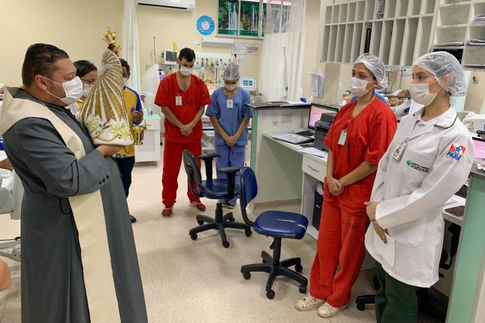 Na semana do Círio, Imagem de N. S. de Nazaré visita Hospital Regional de Marabá