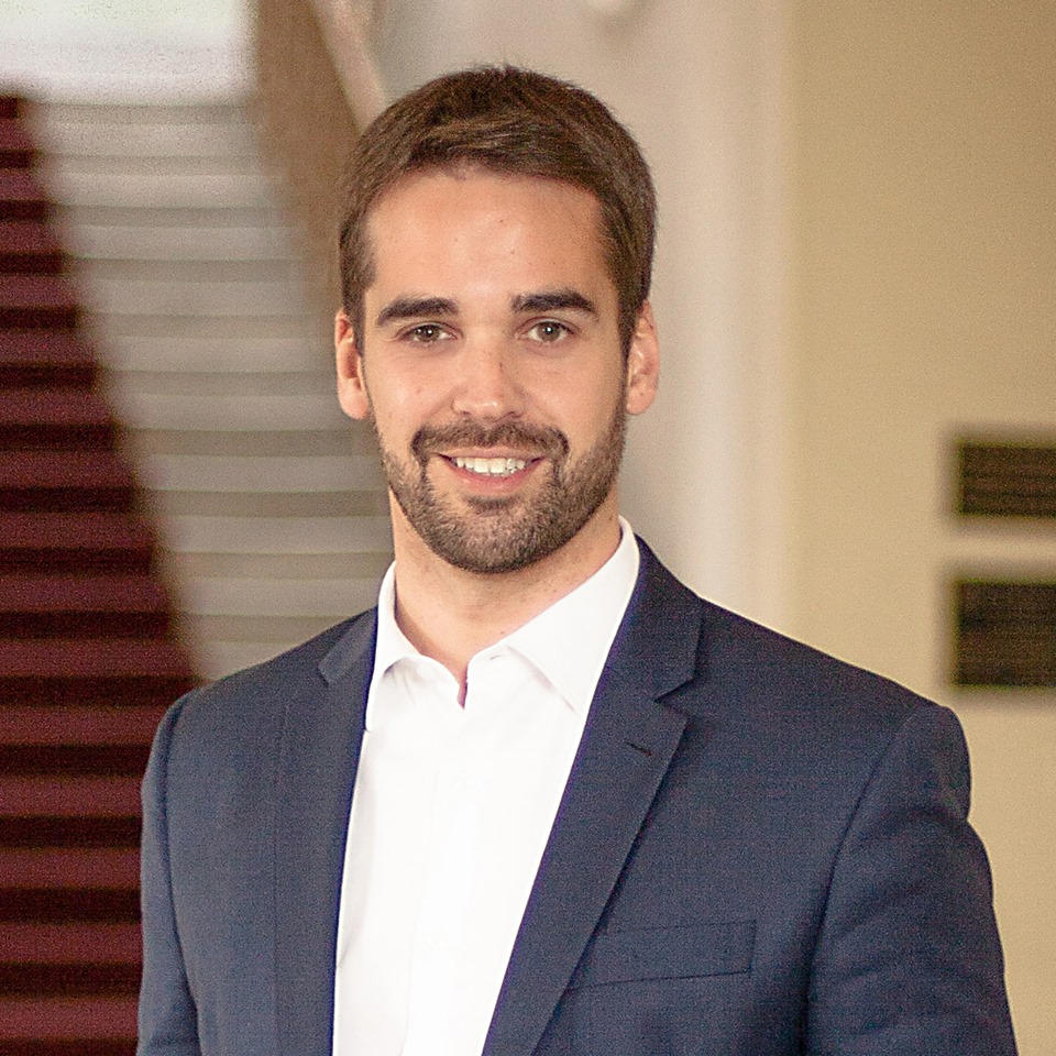 Eduardo Leite consegue virada e é o 1º governador reeleito do RS, projeta Datafolha