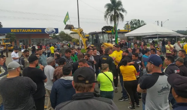Caminhoneiros fecham rodovias contra resultado das urnas após derrota de Bolsonaro
