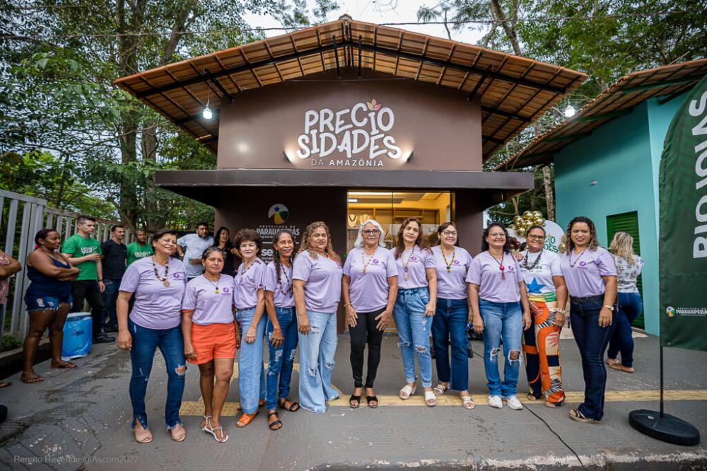 Artesãs de biojoias comemoram inauguração de quiosque para vendas