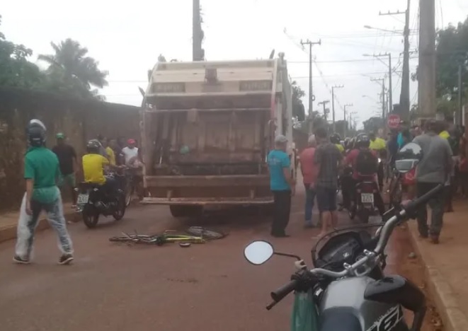 Polícia procura motorista de caminhão de lixo após garoto de 12 anos ser atropelado e morrer