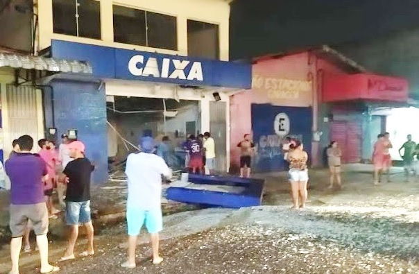 Bancos e delegacia são explodidos por criminosos fortemente armados em Garrafão do Norte