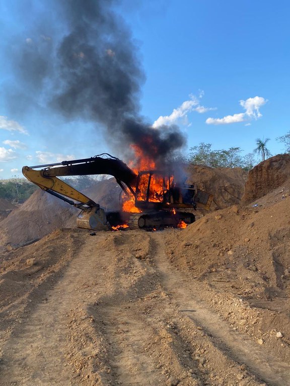 Uma das escavadeiras encontradas no local e destruídas pelos agentes da corporação. — Foto: Ascom PF-PA