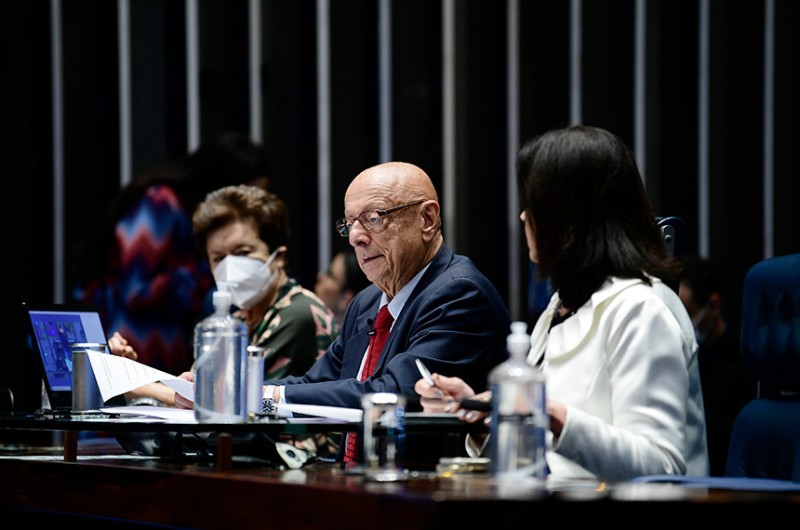 Esperidião Amin (entre Fernanda Sobral, da SBPC, e a deputada Angela Amin) presidiu a sessão de homenagem - Pedro França/Agência Senado