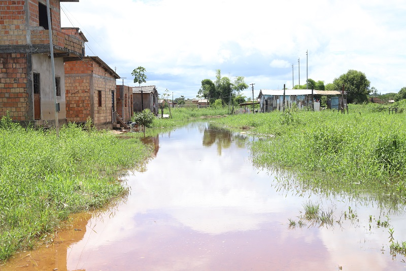 A água alcança, aos poucos, as casas da rua São Pedro, na Marabá Pioneira/Fotos: Evangelista Rocha