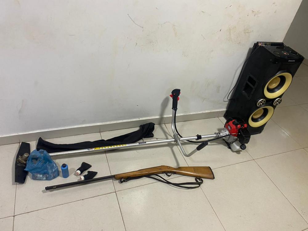 "Curiózeiro" é preso ao furtar caixa de som e motoserra da chácara de policial militar na Palmares Sul 