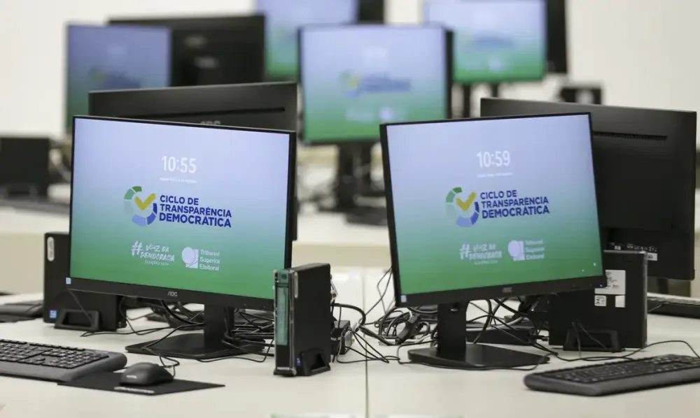 Polícia Federal e universidade fazem teste em urnas eletrônicas