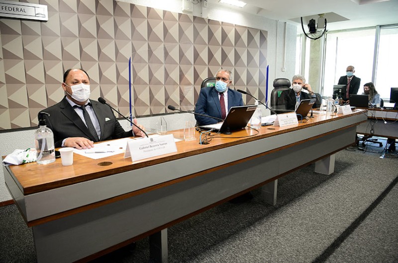 Paulo Paim (ao centro, entre Gabriel Santos e Aristides Veras) conduz audiência com representantes de trabalhadores - Pedro França/Agência Senado