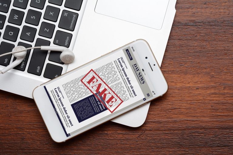 Texto ressalta o risco que as informações falsas representam para a democracia - (Foto: Depositphotos)