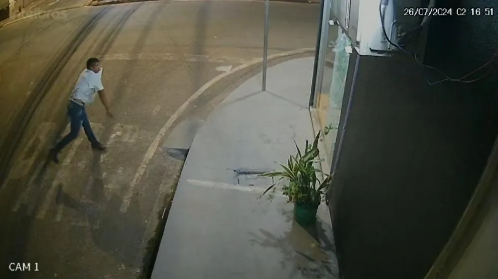 Em Parauapebas, criminoso usa pedra para quebrar vidro de loja e deixa um rastro de prejuízo