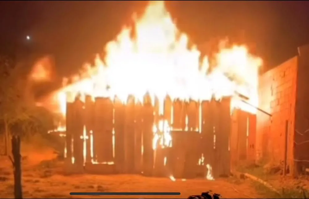 Homem ateia fogo na casa de vizinho após desentendimento no bairro Tropical, em Parauapebas