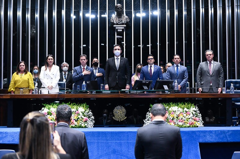 Parlamentares durante a sessão solene de promulgação da Emenda Constitucional 117/2022
