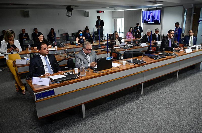 Senadores e sabatinados na reunião da Comissão de Infraestrutura, nesta quarta