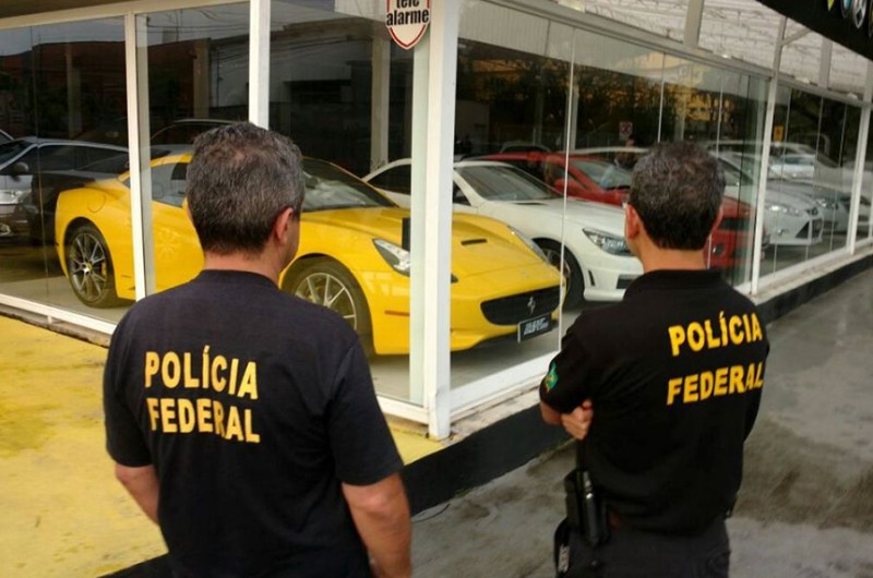 Apreensão de carros de luxo em operação da Polícia Federal contra o tráfico de drogas, em 2017 - Divulgação/PF