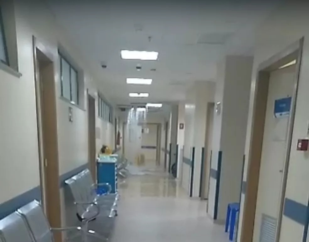 | Um dos corredores ficou alagado. | Reprodução / Redes sociais