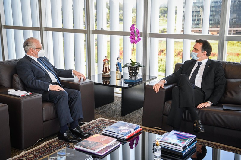 O presidente do Tribunal Superior Eleitoral (TSE), ministro Edson Fachin (à esq.), recebeu visita de cortesia do presidente do Senado, Rodrigo Pacheco, nesta segunda-feira - Pedro Gontijo/Senado Federal