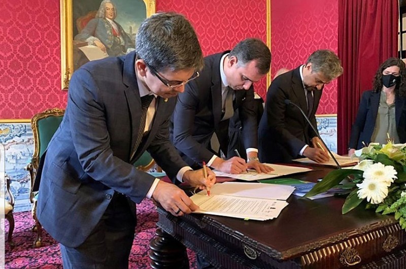 Na Universidade de Coimbra, Randolfe e Rodrigo Pacheco assinaram termo de cooperação técnica visando as comemorações dos 200 anos da Independência do Brasil - Instagram Sen. Randolfe Rodrigues