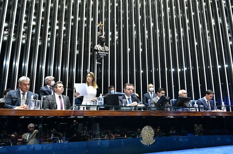 A senadora Soraya Thronicke (União-MS), relatora da Emenda no Senado, lê a promulgação na sessão solene