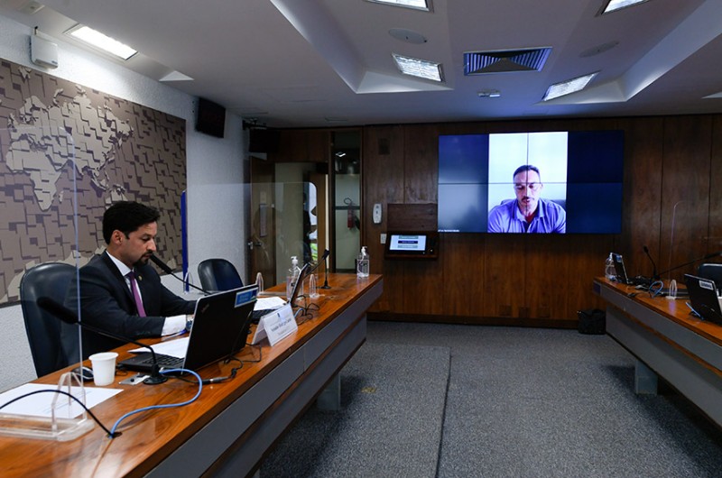 O presidente da Comissão de Ciência e Tecnologia, Rodrigo Cunha, e o relator da proposta, Styvenson Valentim (no telão) - Edilson Rodrigues/Agência Senado
