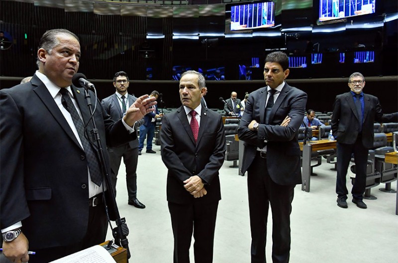 O líder do governo no Congresso, senador Eduardo Gomes (PL-TO), designou para relator o deputado Cláudio Cajado (PP-BA) (de braços cruzados) - Waldemir Barreto/Agência Senado