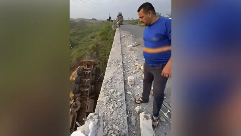 Carreta despenca de ponte na BR-155 e deixa motorista preso nas ferragens