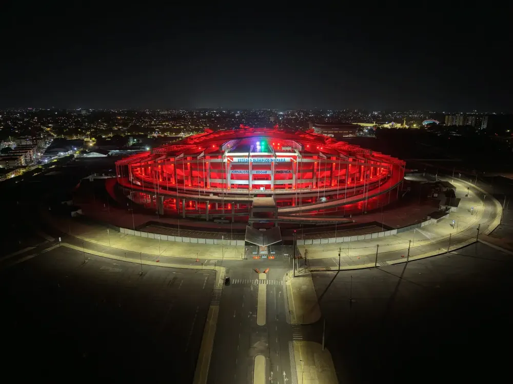 Mangueirão é iluminado com o vermelho do Flamengo, tetracampeão da Libertadores