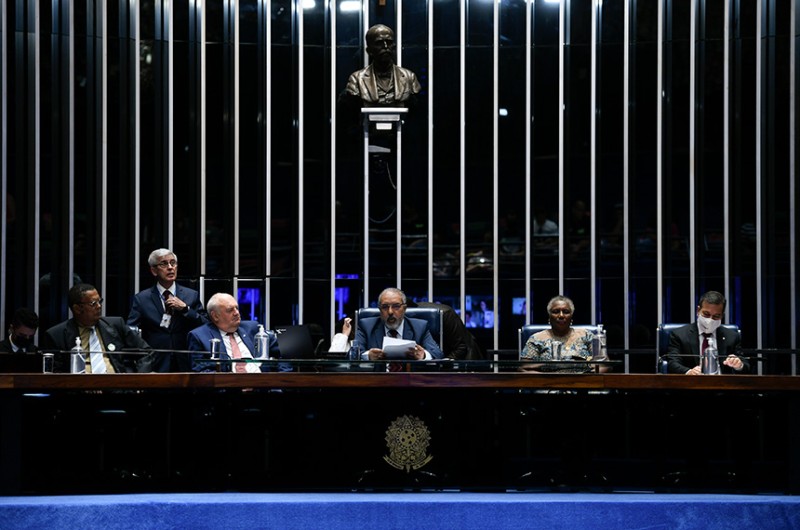 Paulo Paim (ao centro, entre convidados) comanda sessão pelos dias do trabalhador e do fim da escravidão - Edilson Rodrigues/Agência Senado