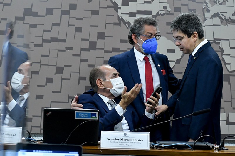 Vanessa Reis Souza chega à sala da comissão para falar aos senadores - Geraldo Magela/Agência Senado