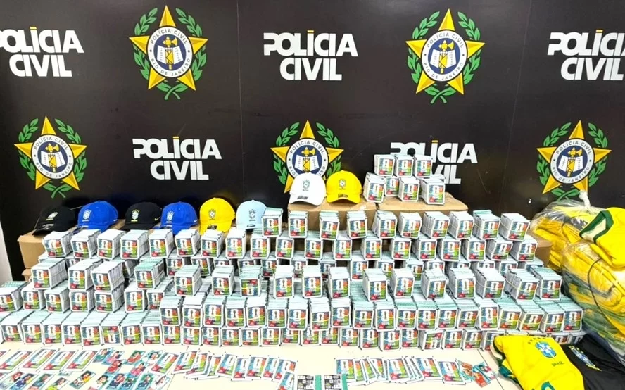 As figurinhas da Copa apreendidas pela DRCPIM — Foto: Divulgação/Polícia Civil