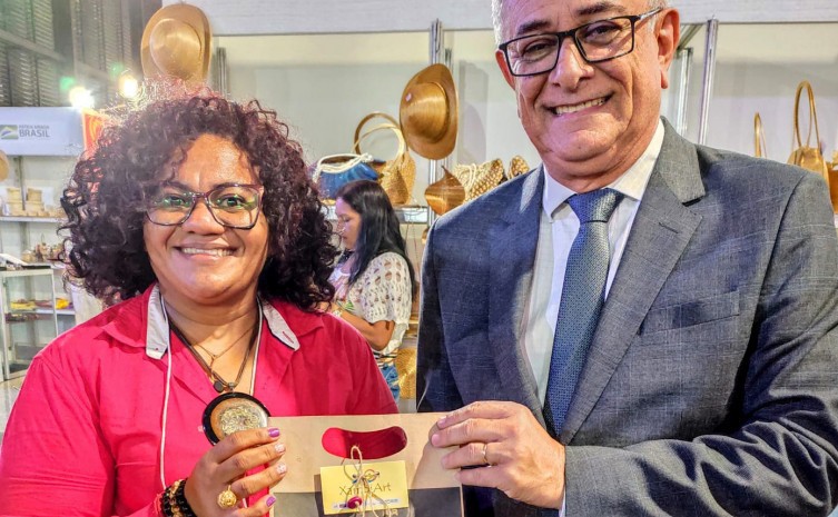 Ao lado do secretário Hercy Filho, a artesã Elisângela Ribeiro Amâncio comemora retorno da Xambiart ao Salão do Artesanato - Foto: Seleucia Fontes/Governo do Tocantins