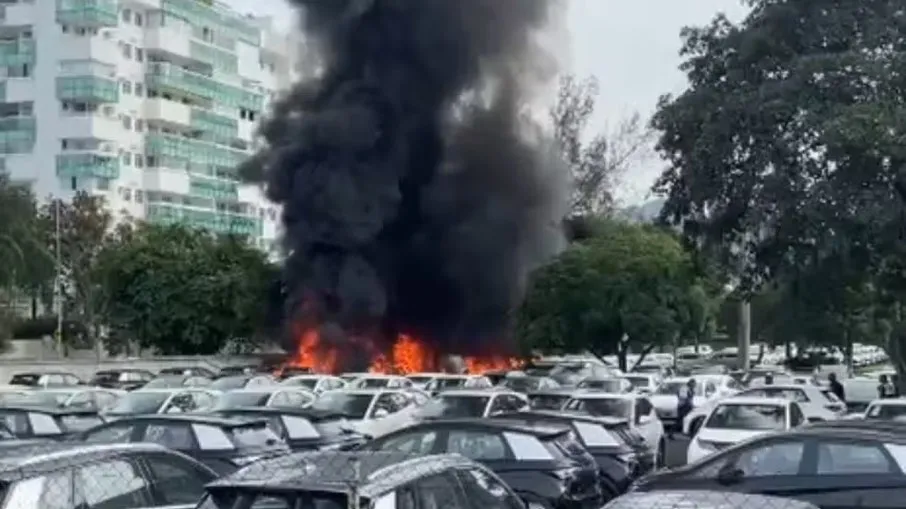 Reprodução / Redes Sociais Queda de dois helicópteros provoca explosões e incêndio no Rio de Janeiro