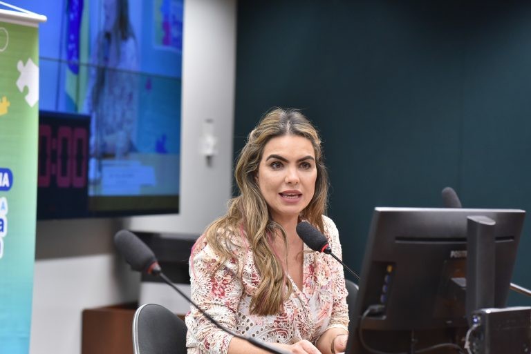 Paula Belmonte citou o risco de bullying em razão da doença no ambiente escolar - (Foto: Zeca Ribeiro/Câmara dos Deputados)