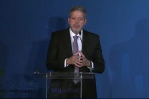 Lira discursa no evento 