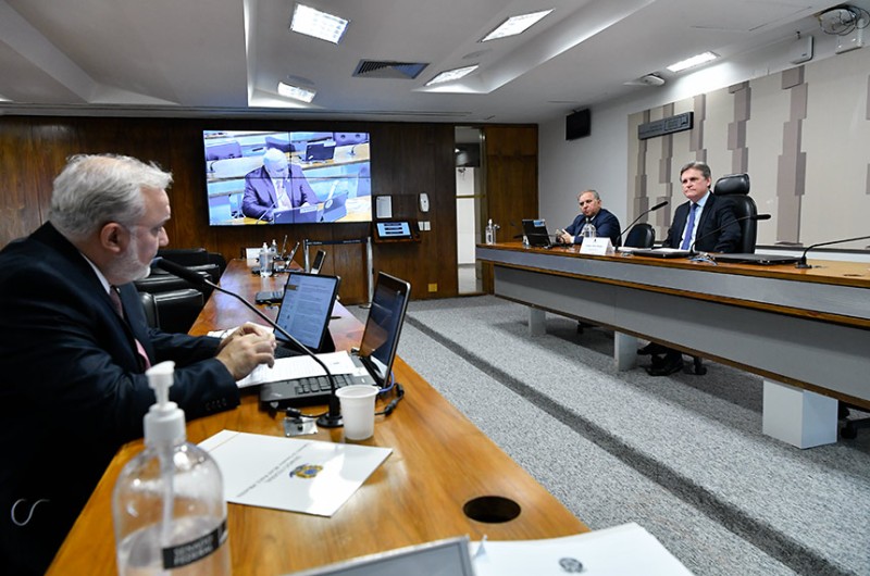 Autor de dois requerimentos sobre a privatização da Eletrobras, Jean Paul Prates é ouvido por Izalci Lucas e o presidente do colegiado, Dário Berger - Geraldo Magela/Agência Senado