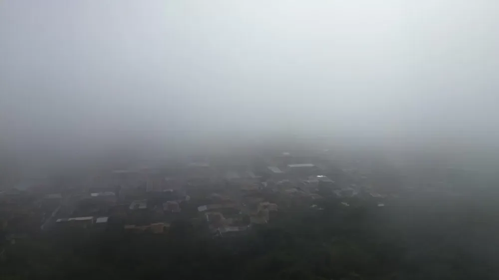 A cidade de Parauapebas amanheceu sob neblina nesta quarta-feira e uma temperatura agradável de 24 graus/ Imagens de drone: Halan Sousa