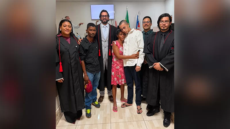 Waendason Conceição com a família e os advogados que atuaram em sua defesa