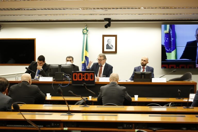 Deputado Afonso Hamm fala ao microfone durante o debate nesta terça - (Foto: Elaine Menke/Câmara do Deputados)