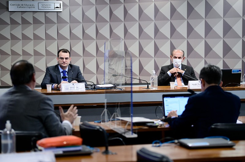 Diretor de Gestão, Articulação e Projetos Educacionais do FNDE, Gabriel Vilar, ao lado do presidente da Comissão de Educação, Marcelo Castro - Pedro França/Agência Senado