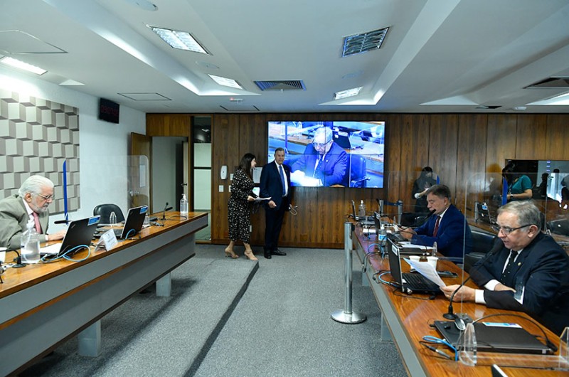 Izalci Lucas (à dir.) apresentou relatório de Leila Barros, favorável à aprovação da proposta - Geraldo Magela/Agência Senado