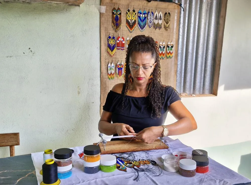  Sábado tem feira com alimentos, arte e música no CDC Compras ajudarão a fortalecer renda de famílias empreendedoras. Evento vai das 9h às 16 Pequena empreendedora Rosangela Rodrigue apresenta sua arte pela primeira vez em uma feira. Crédito: Car