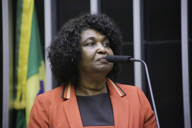 Benedita da Silva: população negra tem direitos fundamentais negados até hoje - (Foto: Paulo Sérgio/Câmara dos Deputados)