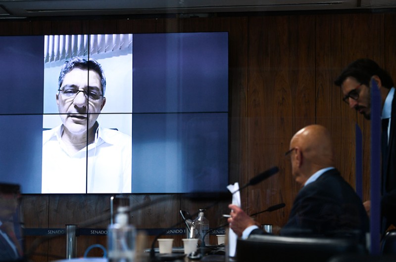 O relator, Rogério Carvalho (no telão), e o senador Esperidião Amin na reunião da CAE nesta terça - Edilson Rodrigues/Agência Senado