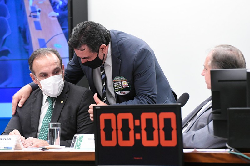 Hugo Leal (à esq.) em reunião da CMO com o deputado Domingos Sávio e o senador Izalci Lucas, em dezembro - Jefferson Rudy/Agência Senado