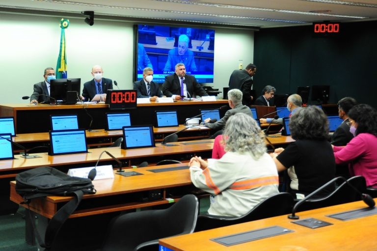 Deputados, eletricitários e ONGs criticaram a privatização da Eletrobras - (Foto: Billy Boss/Câmara dos Deputados)