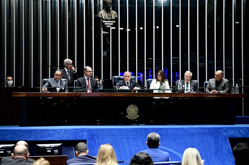 O senador Izalci Lucas (ao centro) e convidados da sessão solene pelo Dia do Contabilista