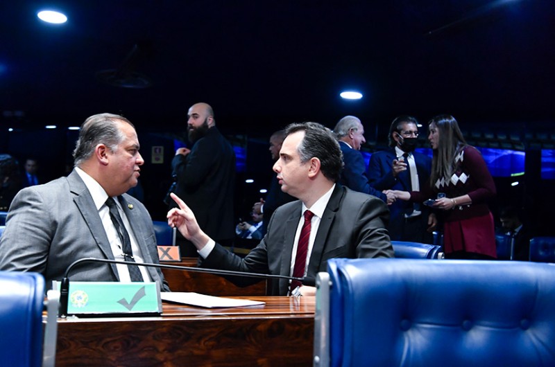 Eduardo Gomes (à esquerda), com Rodrigo Pacheco, acatou emendas para garantir, no controle de pragas, a utilização preferencial de produtos químicos e métodos que não afetem a saúde humana - Waldemir Barreto/Agência Senado