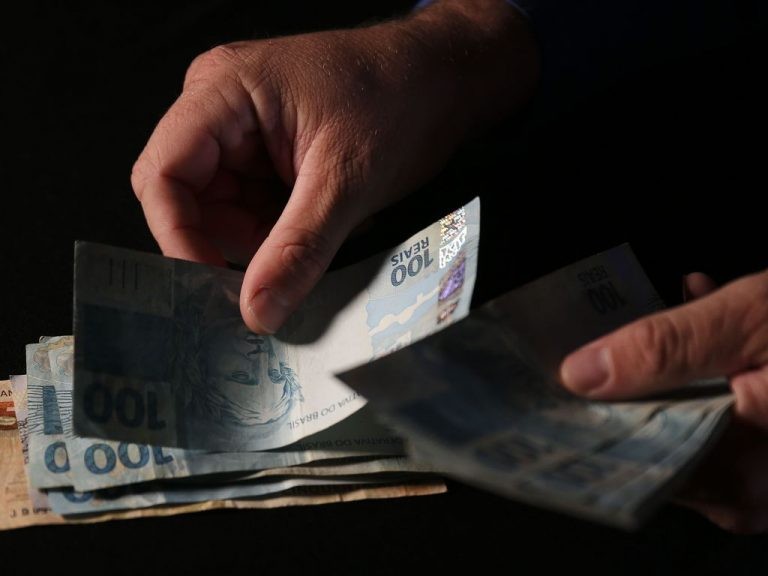 Texto aprovado limita pagamento dobrado a dois salários mínimos - (Foto: José Cruz/Agência Brasil)