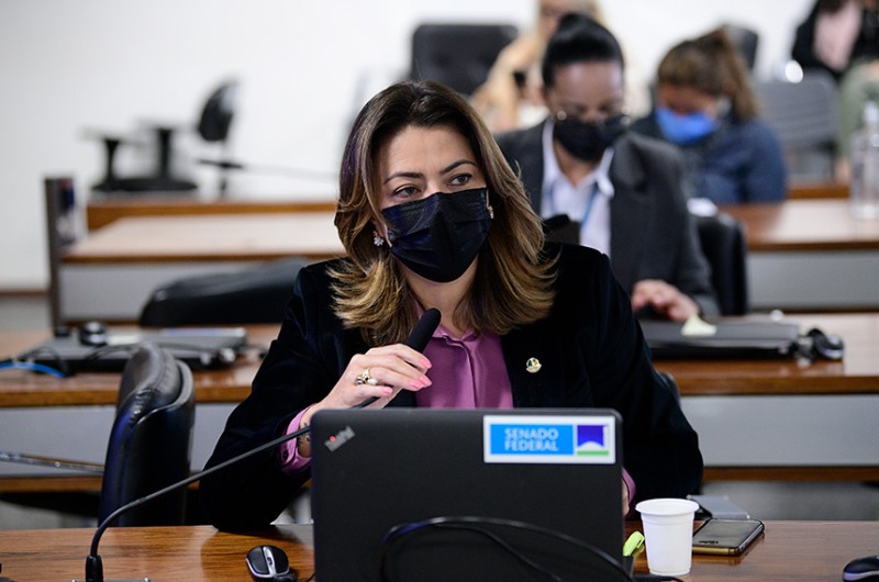 Leila Barros em reunião da Comissão de Educação, no dia 19: senadora é autora e relatora de projetos sobre esporte - Pedro França/Agência Senado