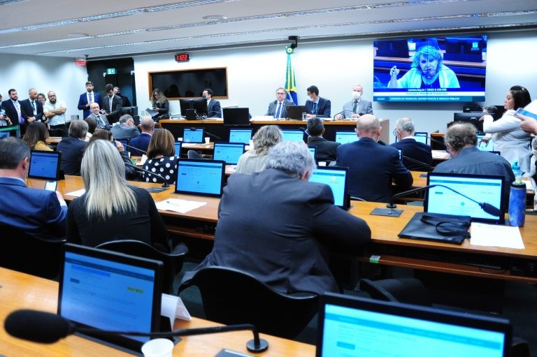 O plenário da Comissão de Trabalho ficou lotado de representantes de servidores - (Foto: Billy Boss/Câmara dos Deputados)