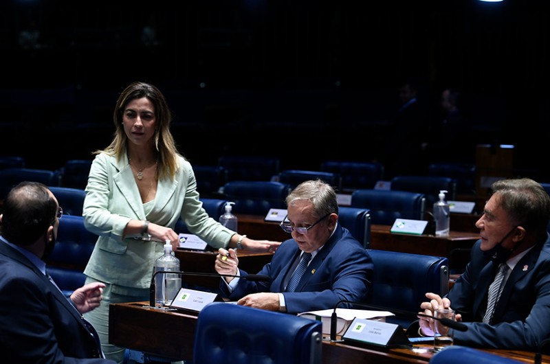 A relatora da medida provisória, Soraya Thronicke, conversa com senadores durante a sessão desta quinta - Edilson Rodrigues/Agência Senado